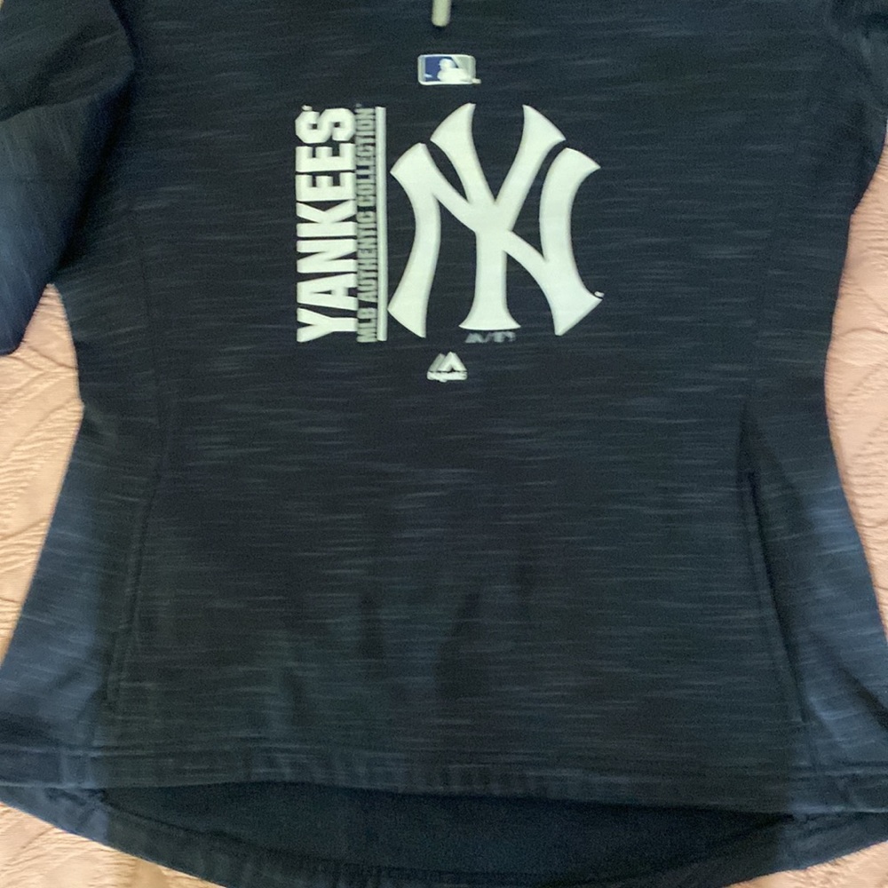 Like new Magestic authentic collection large - Picture 5 of 8
